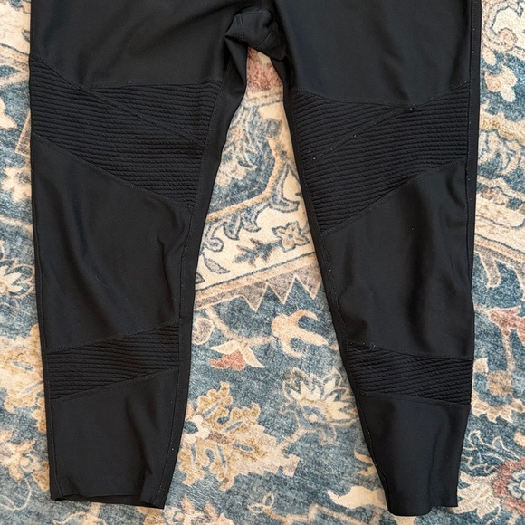 Avia Large Black Textured Cropped Leggings - Picture 3 of 5